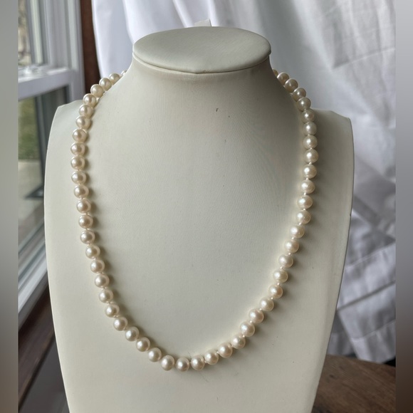 NWT 18” long cultured pearl necklace with 14k gold clasp - Picture 3 of 12